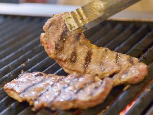 夕食ビュッフェでは実演も！