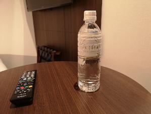 ミネラルウォーター（500ml）を1本無料サービス（部屋に置いています）
