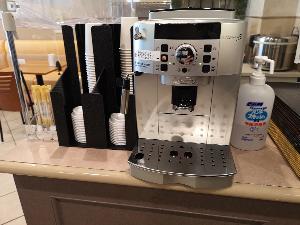 デロンギのコーヒーメーカーで挽き立てのコーヒーを無料で提供しています