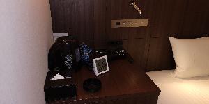 部屋には電気ポット、携帯の充電器、LANケーブル等が備えてあります。 USBの差し込みコード、コンセントもベッドボードについています。