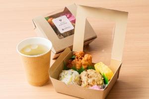 鶏めし弁当：おにぎり（鶏めし＆日替わり）・スープ<BR>大分市の郷土料理、甘辛く煮た鶏とごぼうがたっぷり入った混ぜ込みご飯です。<BR>食物繊維がたっぷり摂れて低カロリーという健康面を考えた鶏めしをご用意