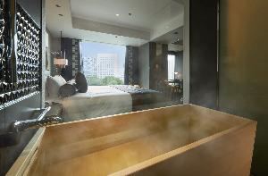 【新江戸デラックス】ヒノキ風呂（一例）／ビューバス仕様のバスルームで、窓の外の景色を独り占め。部屋いっぱいに広がるヒノキの香りと、まろやかな手触りをお愉しみください。