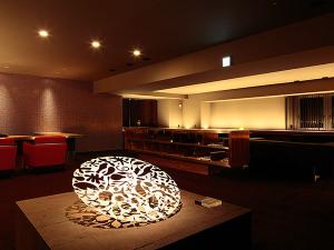 【SUITE FLOOR SALON】のぐち文庫を兼ねたフリースペース。お好きな書籍を手に取り、ゆったりとした時間を過ごす。