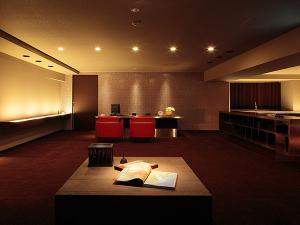 【SUITE FLOOR SALON】サロンでは書籍の貸し出しもしております。