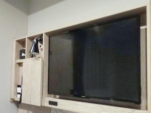 【ツインスタンダード】　43インチの大画面テレビ