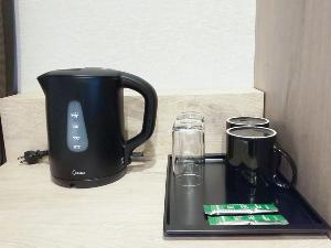 【客室】電気ケトルとカップ