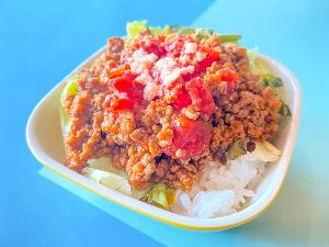 【タコライス】ごはんに野菜とタコスミートをのせて、沖縄料理タコライスの完成！