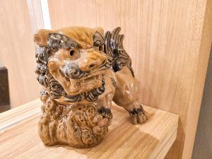 【フロント】カウンターの端ではシーサーがお出迎え。両端に対で置かれています。