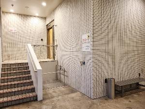【裏手入口】タワーパーキング駐車後、雨の日でも濡れずに入館して頂けます。