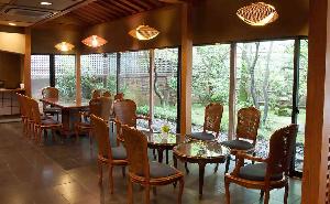 建築家、緒方田郎氏による和風モダン様式のロビー。有明海をイメージして作られた庭をご覧ください。