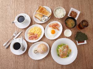 【朝食】2階レストラン サイドメニュー５種＋メインメニュー5種＋ドリンクバーを組み合わせたプレート。