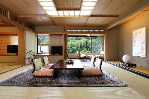 最上階8階に1部屋のみの源泉露風呂付特別室 12畳と8畳の二間続きの純和風な特別室。