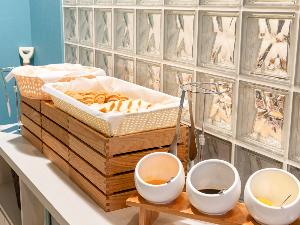 【無料朝食】那覇泊港限定の日替わりジャムをパンやワッフルにたっぷり塗ってお召し上がりください♪