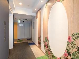 【エレベーターホール】客室に向かう間にも沖縄を感じることができます。