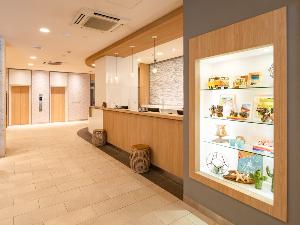 【フロント】24時間対応のフロントでは、明るい雰囲気でお客様をお出迎えいたします。