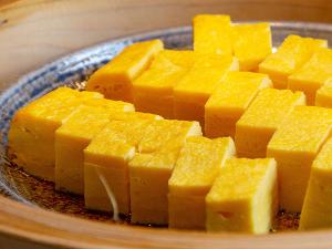 【青函市場・朝食一例】朝食の定番！熱々の卵焼きをご用意しております。(季節により変更）