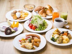 朝食は嬉しい７：００〜ビュッフェスタイルでご提供。２００席のゆったり空間