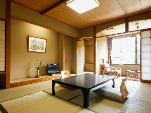 【開花亭客室一例】広さ10畳～14畳の和室です。バストイレ付、エレベーターあり。全室喫煙室ですが、御希望頂きましたら消臭・灰皿撤去致します。