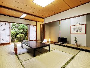 【旧館和室】木造2階建てのお部屋です。エレベーターはないので、移動は階段利用になります。バスなし・トイレ付です。一部のお部屋から眺望はありません。