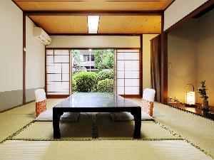 【旧館和室】木造2階建てのお部屋です。エレベーターはないので、移動は階段利用になります。バスなし・トイレ付です。一部のお部屋から眺望はありません。