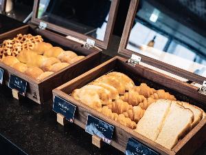 パンはクロワッサンやフォカッチャ、ドーナツに加え、フレンチレストランのシェフが手がける「パンカラト ブーランジェリーカフェ」の食パンなど、豊富にご用意。