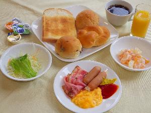 朝食バイキングのイメージです。ビュッフェですので和洋を混ぜて食べることができますよ。
