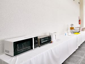 【ロビー（※下地島コーラルホテル内）】お茶や電子レンジ、トースターもあり、お弁当も温め可能です。