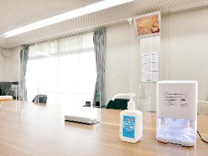 【ロビー（※下地島コーラルホテル内）】感染症対策としてのアクリル板、アルコール等の除菌対策も行っています。