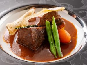 【和牛ほほ肉ブレゼ】ホロホロになるまで煮込んだ和牛ほほ肉の柔らかさと旨味が堪らない至高の一品。