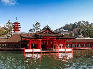 宮島・厳島神社までJRで約40分