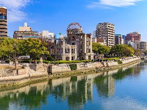原爆ドームまで広島電鉄（路面電車）で約10分