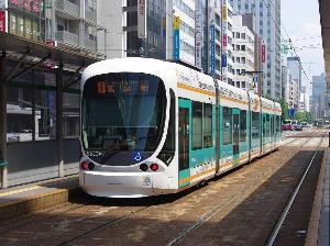 市内の移動には路面電車が便利です。当ホテルは広島駅から約3分、猿猴橋町駅から1分です。
