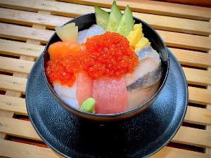 【朝食】豪快海鮮盛丼（盛付一例）