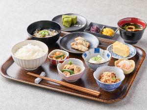 ×【盛り付け例】炊きたてのご飯と日替わりのおばんざいをご用意しました。