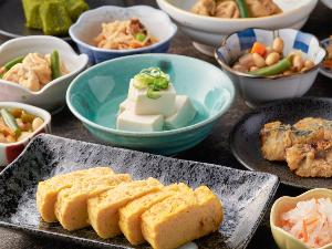 ×【京のおばんざい】だし巻きたまごや西京焼きなど、素材の味をいかしたおばんざいをご用意しました。