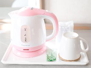 【客室備品】ケトル　マグカップ完備。※お茶パックが1Fアメニティコーナーにございますのでご自由にご利用くださいませ。