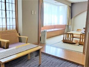【本館／こもれび】DX和洋室／和室スペース近くの談話スペースで車椅子のままおしゃべりも　※イメージ