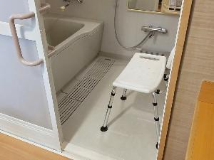 【本館／こもれび】DX和洋室／浴室には高い椅子をご用意　※イメージ