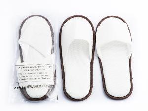 ホテルのスリッパに抵抗がある方のために使い捨てスリッパをご用意。