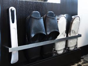 姿見の下に靴べら・スリッパをご用意。
