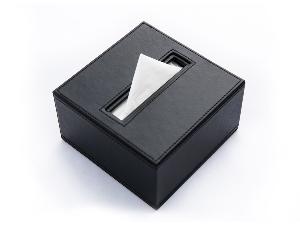 デスクの引き出し内に予備もご用意。