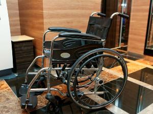 急な体調不良やお怪我に備えて、貸出用の車いすを準備（数に限りがございます）。