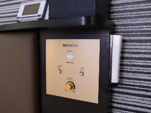 携帯電話・スマートフォンが充電できるように、コンセントを枕元に設置。