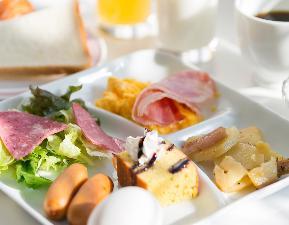 朝食は和洋ビュッフェをご用意いたしております。6：30〜9：00