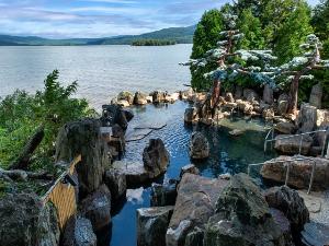 ■1Ｆ庭園露天風呂「鹿泉の湯」／阿寒湖に接し一体感を満喫できる庭園露天風呂