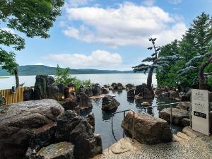 ■1Ｆ庭園露天風呂「鹿泉の湯」／湯に身体を沈めると目線がほぼ湖面の高さになる露天風呂