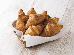バターの香りと食感が人気のクロワッサン。トースターで温めるとより芳ばしい香りが漂います。