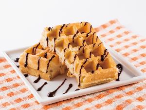 コンフォートホテル定番のワッフルはチョコレートシロップやメープル風シロップをかけてアレンジ自在！