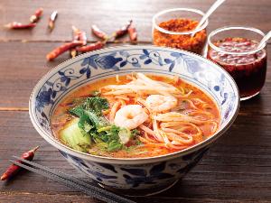 【トムヤムクンラーメン】適度な辛味と酸味が特徴。ナンプラーなどを加えて本場を堪能！