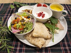 新鮮食材を挟んだパニーニのモーニングプレート